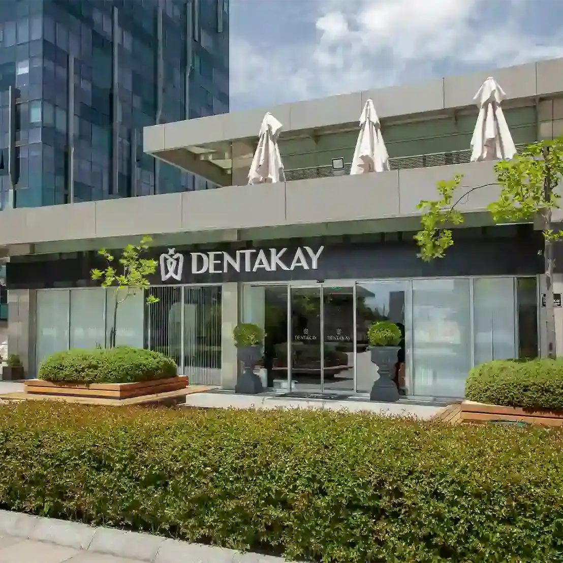 Ingresso principale della clinica Dentakay a Istanbul, centro odontoiatrico moderno specializzato in chirurgia dentale e innovazione