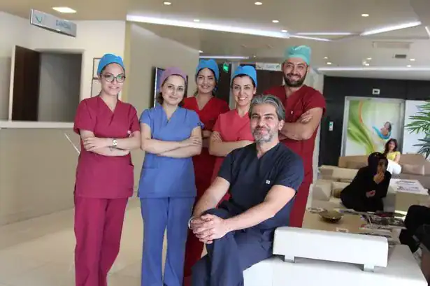 Équipe médicale de la clinique du Dr Serkan à Istanbul, composée de chirurgiens et techniciens spécialisés en greffe capillaire