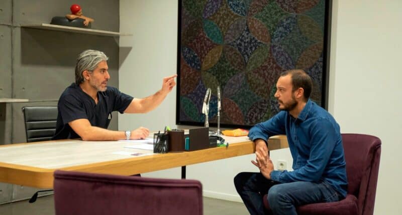 Consultation du Dr Serkan avec un patient à la clinique d’Istanbul illustrant le suivi personnalisé et la transparence du service