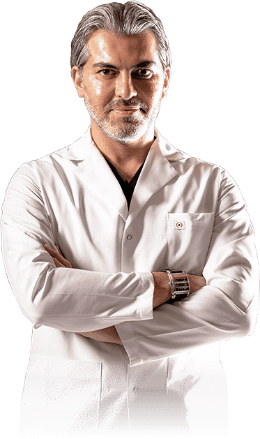 Dr Serkan posant dans sa clinique à Istanbul, spécialiste renommé de la greffe capillaire et des techniques FUE et DHI