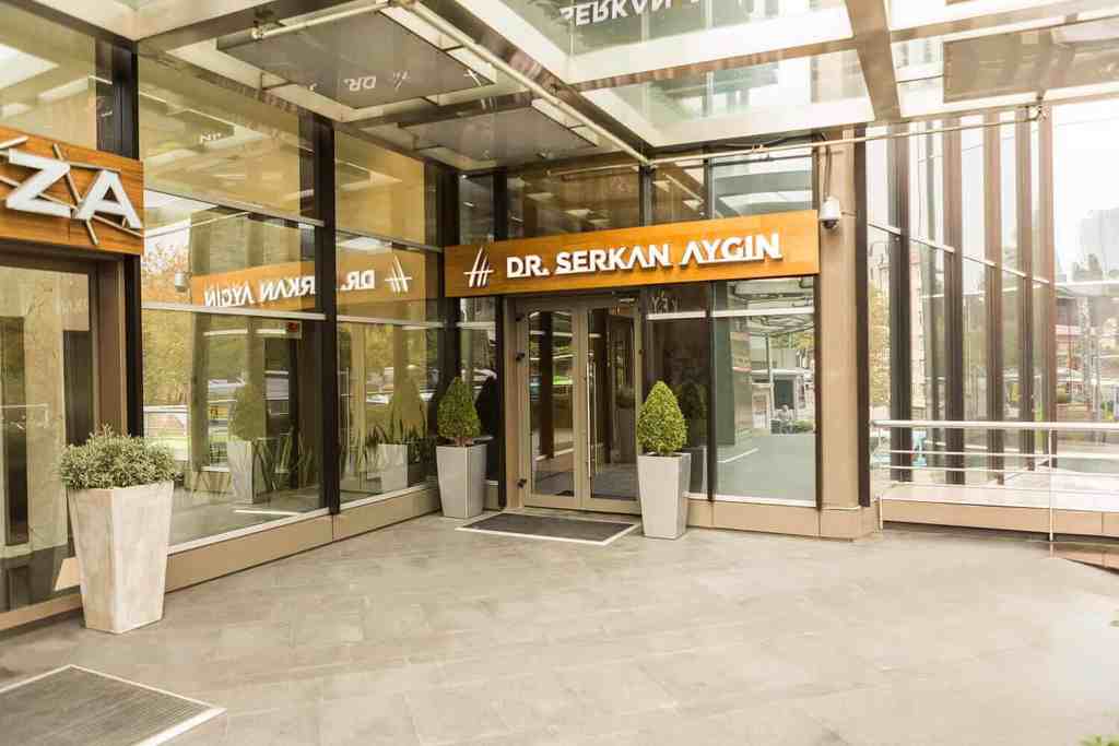 Entrée principale de la clinique du Dr Serkan à Istanbul, centre spécialisé en greffe capillaire DHI et FUE avec accompagnement personnalisé