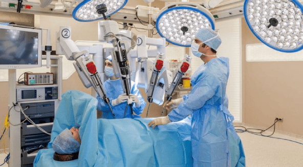 Équipe médicale du Liv Hospital en Turquie utilisant un robot chirurgical pour une opération