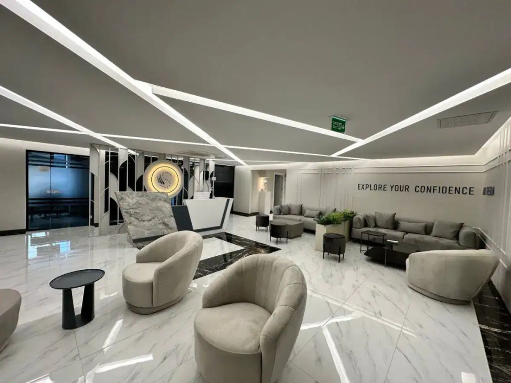 Luxueux hall d'accueil clinique esthétique Turquie, décoration moderne et élégante, confort et confiance pour patients, BestClinic-Turkey.