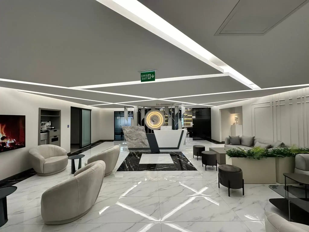 Conception moderne de la salle d'accueil du BestClinic Turkey, avec mobilier élégant, éclairage LED et ambiance accueillante.