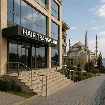 Clinica specializzata nel trapianto di capelli in Turchia con ingresso moderno e struttura dedicata ai pazienti internazionali.