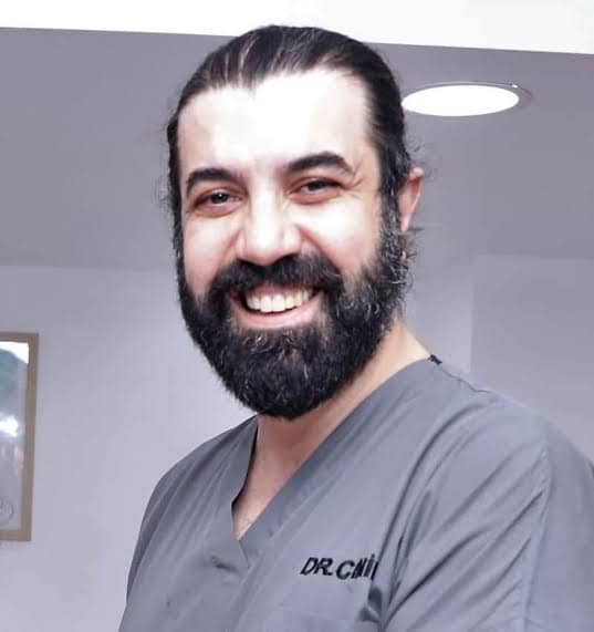Dr Emrah Cinik, specialista nel trapianto di capelli a Istanbul