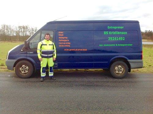 B.S Kristiansens ejer ude foran firmabil