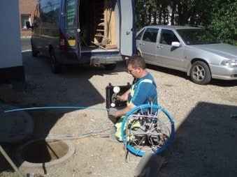 Kloakmester som skal til at foretage en tv-inspektion