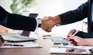 Businessperson choosing the best state to incorporate an online business in the US