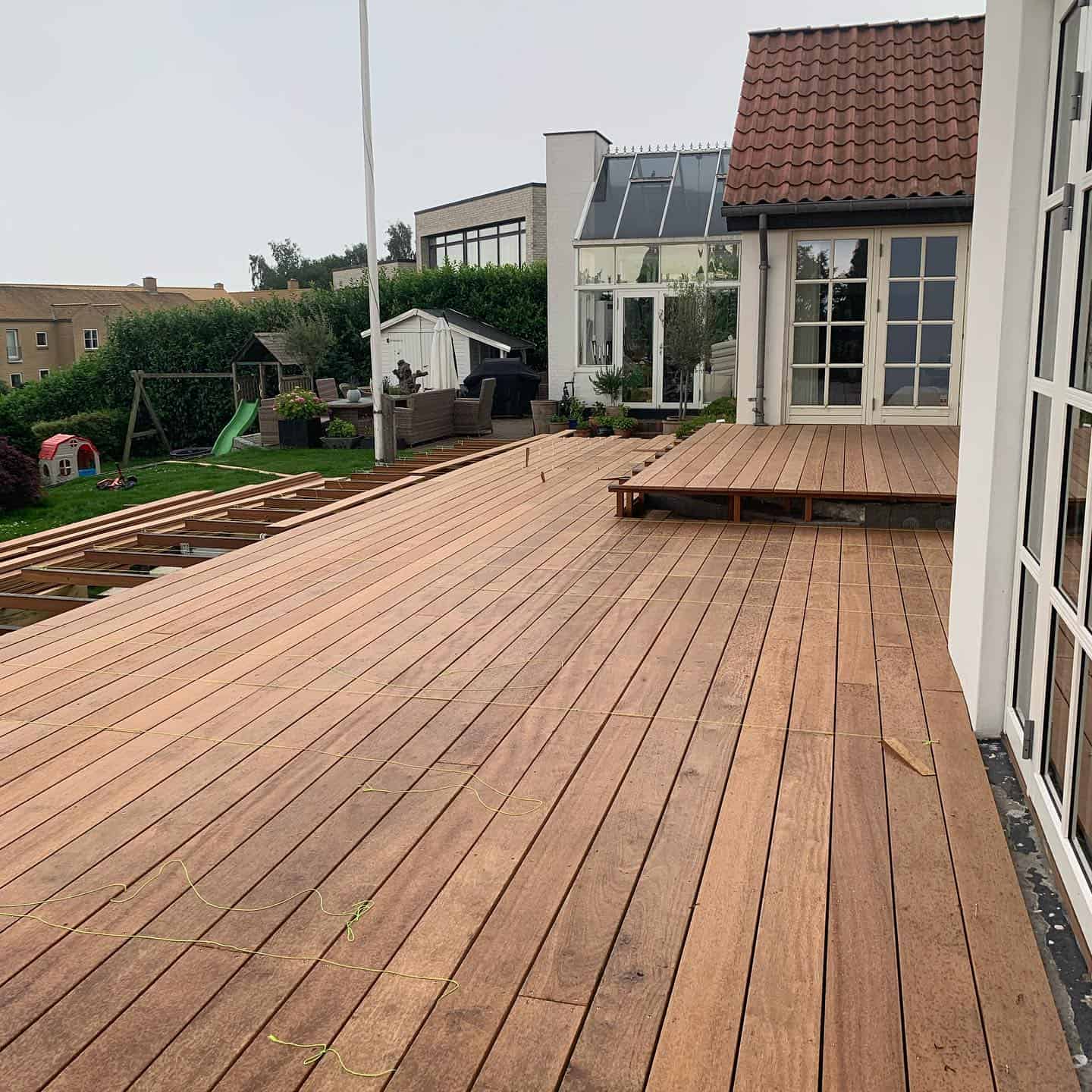 Etablering af stor træterrasse i hårdttræ