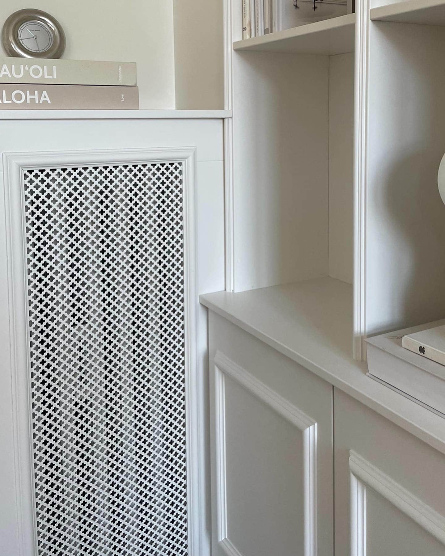 Specialbygget reolsystem med integreret radiatorskjuler