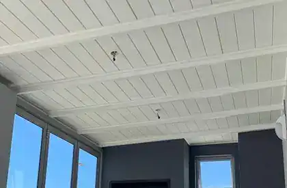 Types Of Ceiling Insulation in South Africa 7 Elegant white ceiling with modern drywall installation for stylish interior ceilings.