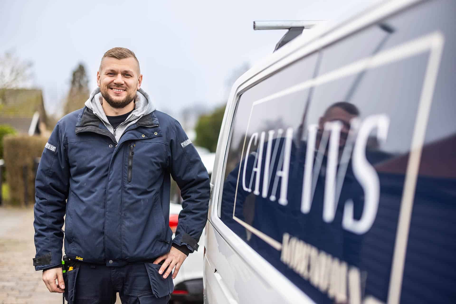 Håndværker i blå jakke ved Cava VVS firmabil - "CAVA VVS"