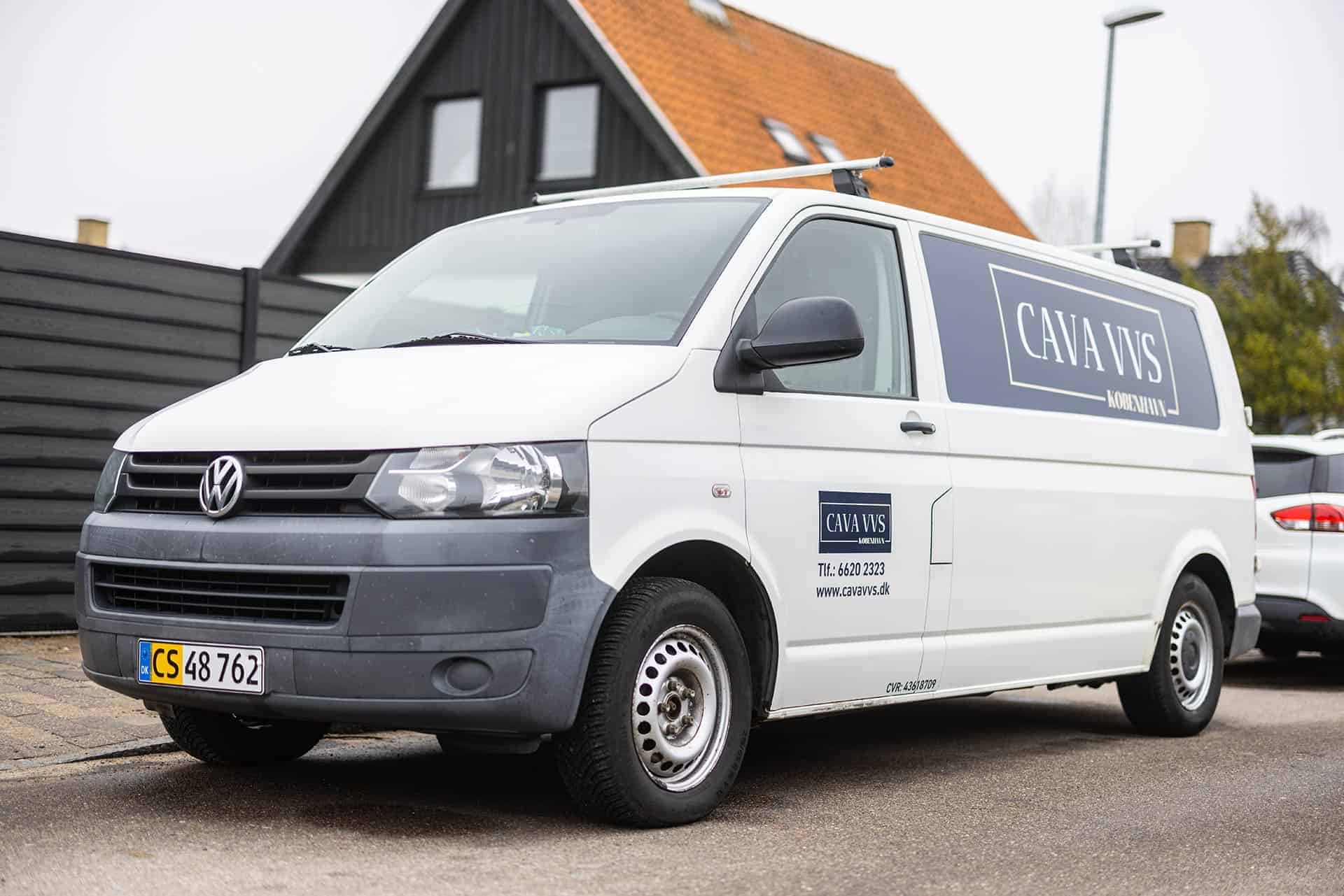 Profil af hvid Cava VVS servicevogn parkeret på en vej.
