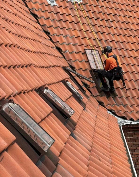 Tagarbejde på teglsten med klatreudstyr