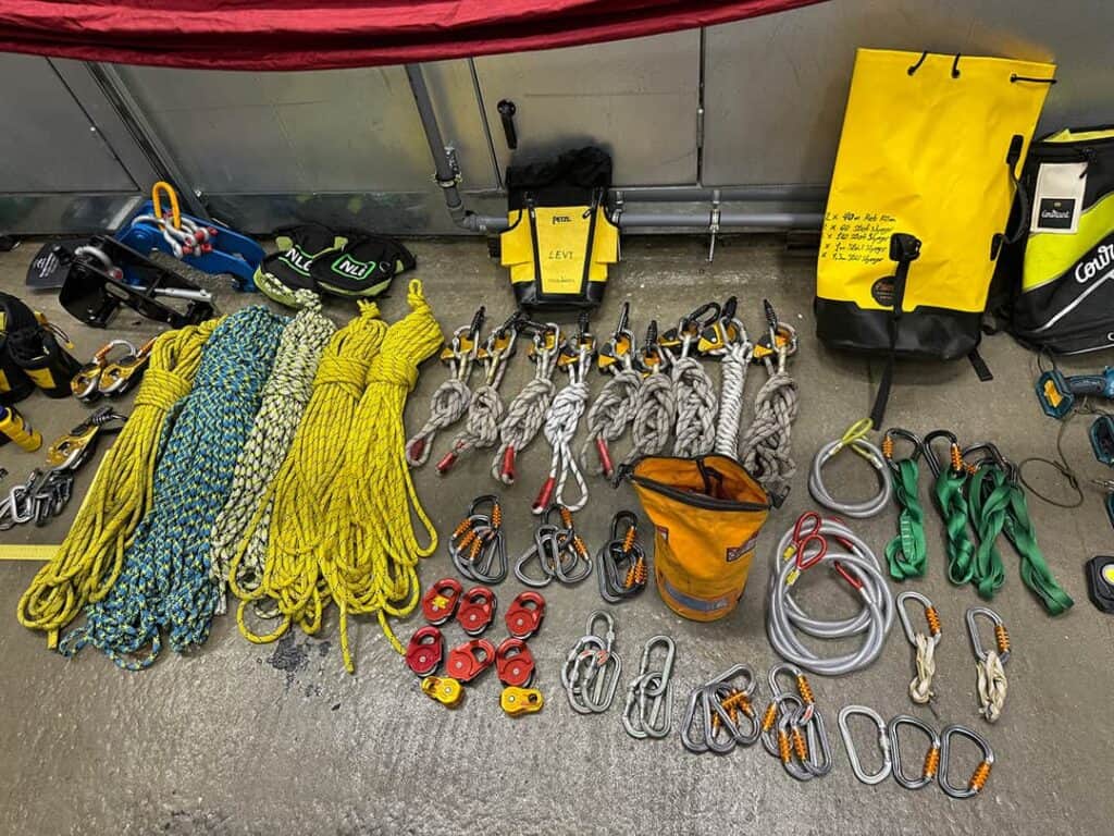 Organiseret klatregrej og reb til erhvervsklatring