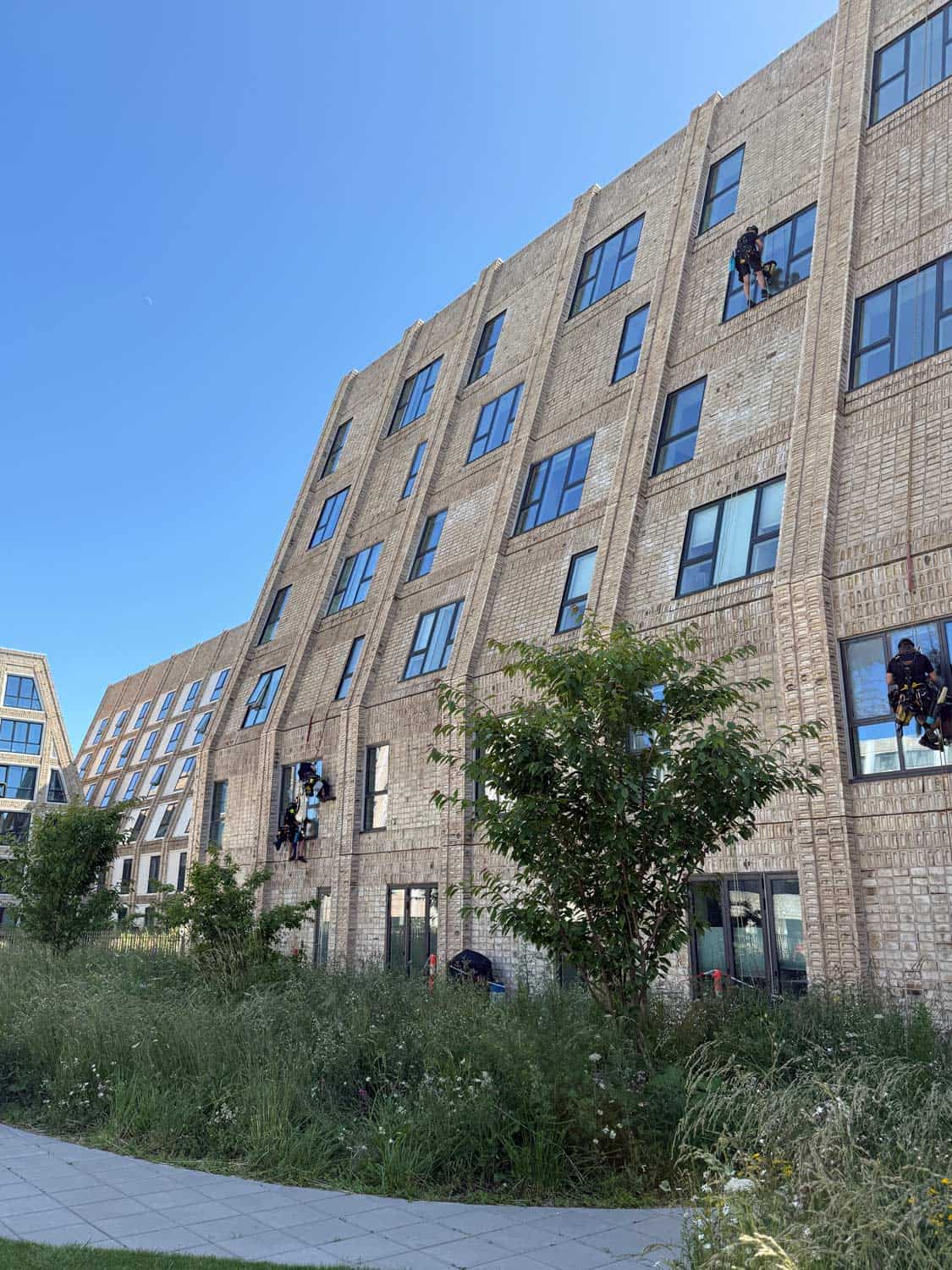 Stor gul murstensejendom set nedefra