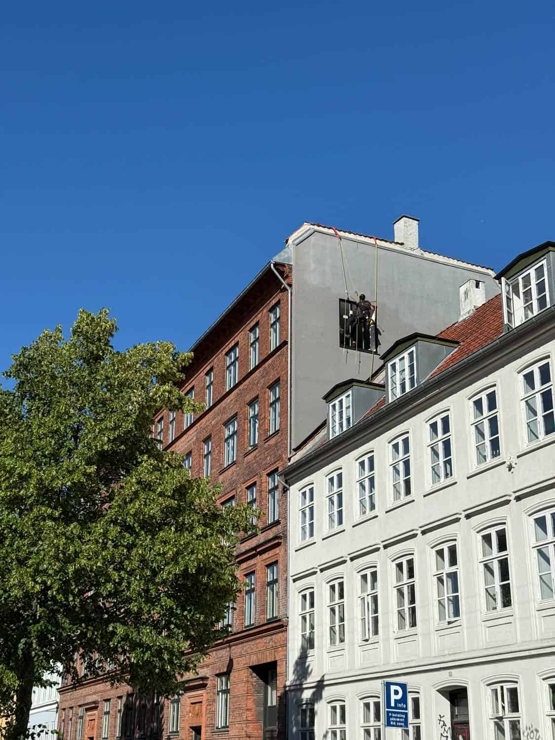 Gadebillede med klassiske københavner facader