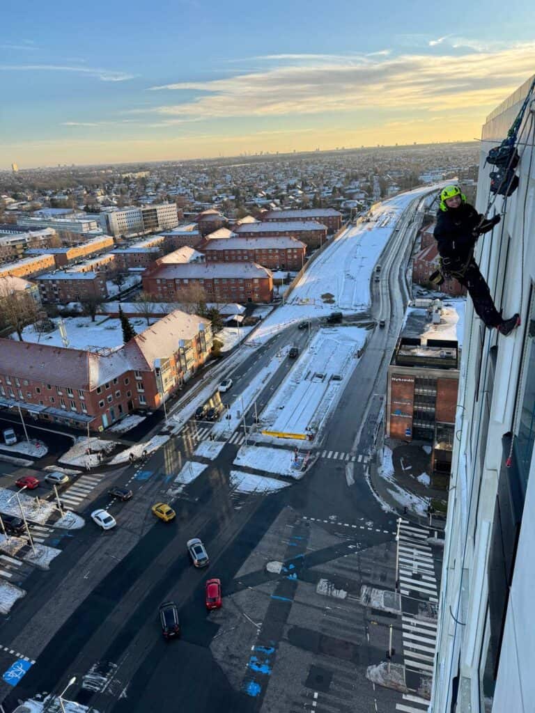 Arbejder inspicerer tagkant