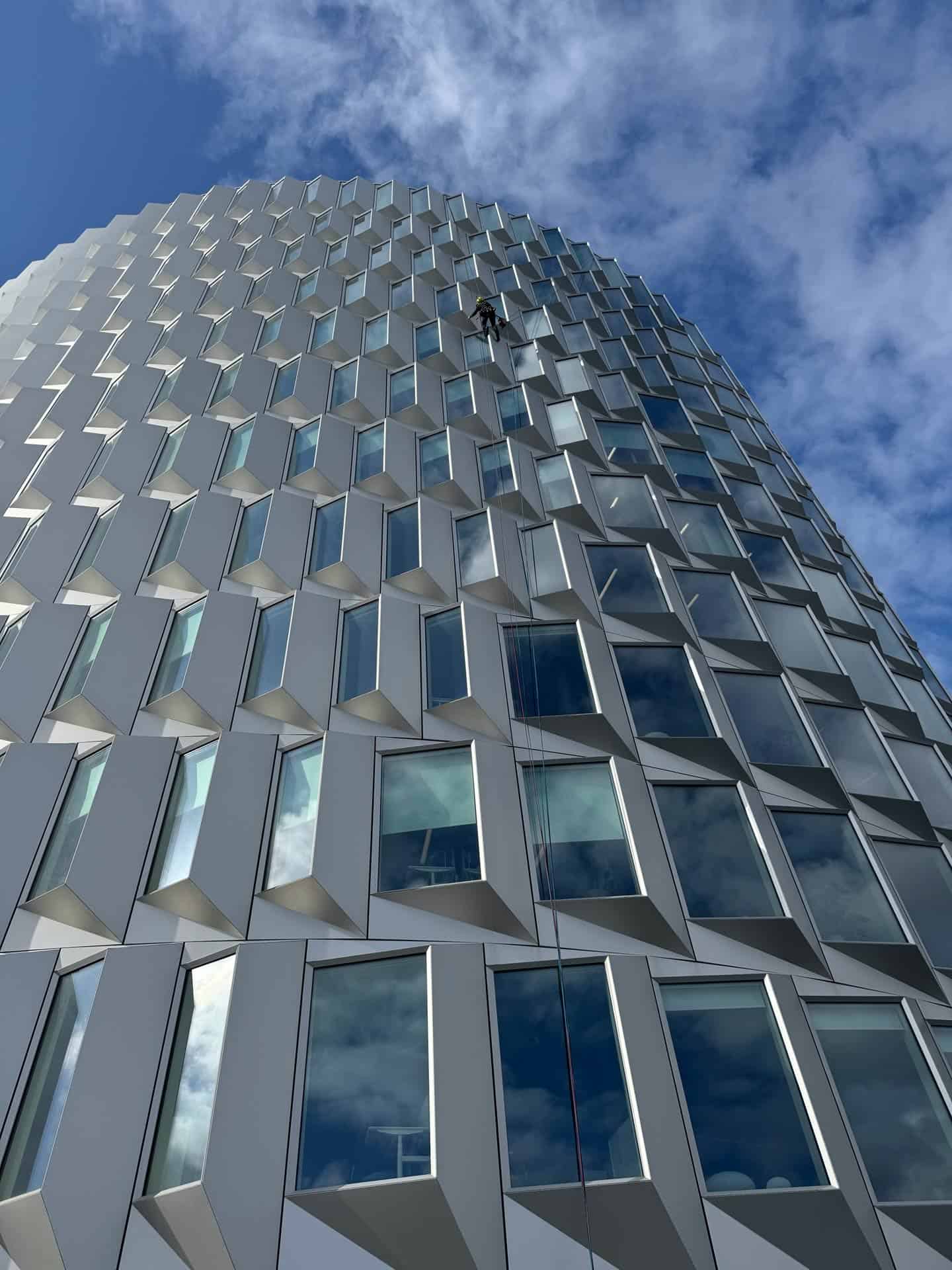 Unik facade med mønstrede vinduer