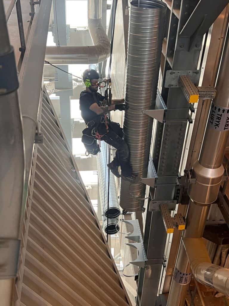 Rope access tekniker på murstensvæg