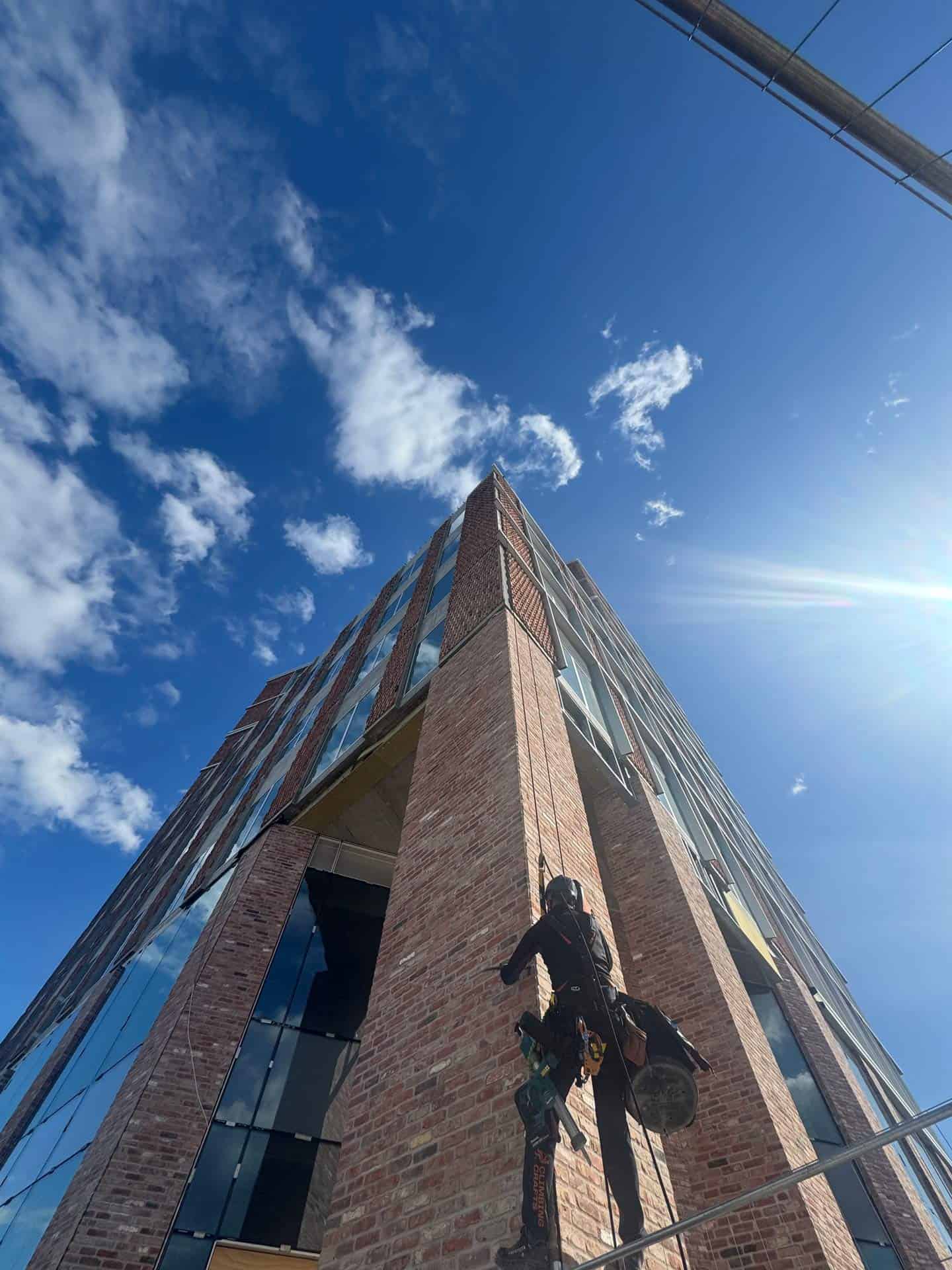 Klatrer højt oppe på hjørnet af moderne bygning