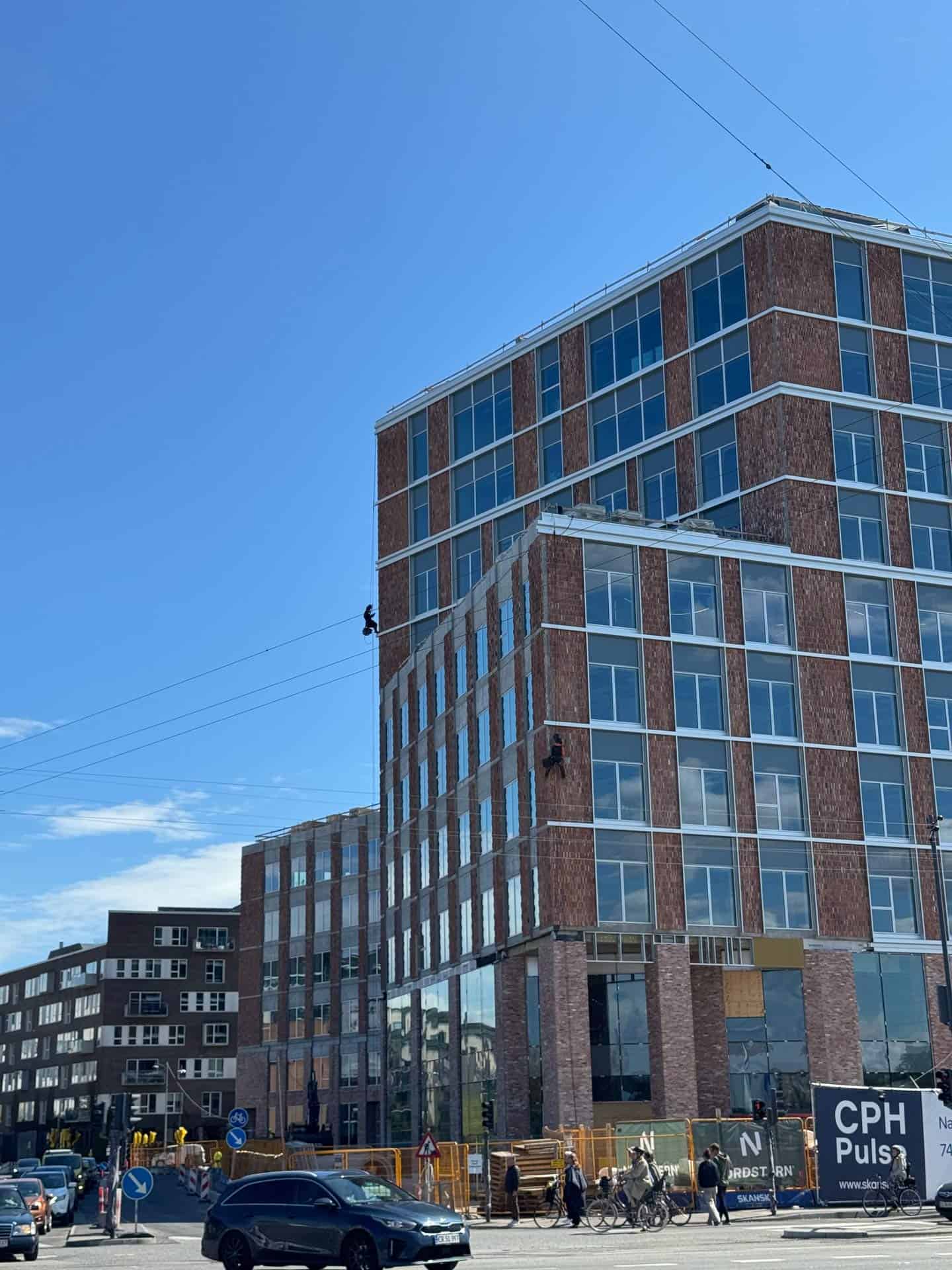 Nybyggeri med røde mursten og store vinduer