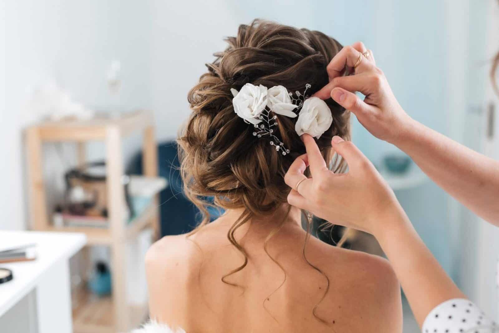 Coiffeur de demoiselle d'honneur