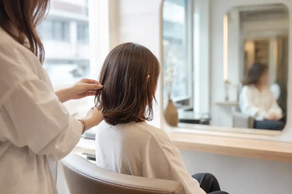 Coiffures cheveux mi-longs faciles