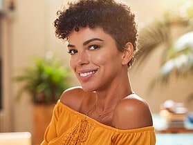 Coupe courte pour cheveux épais et frisés