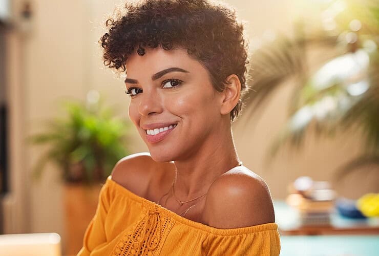 Coupe courte pour cheveux épais et frisés