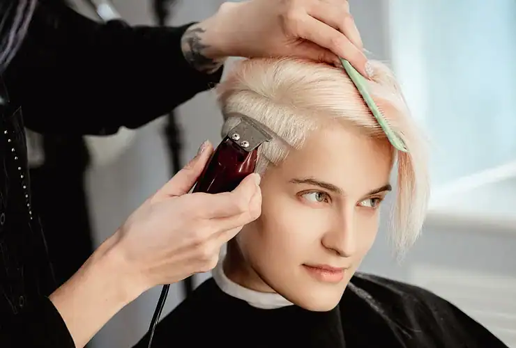 Coupe de cheveux en crête