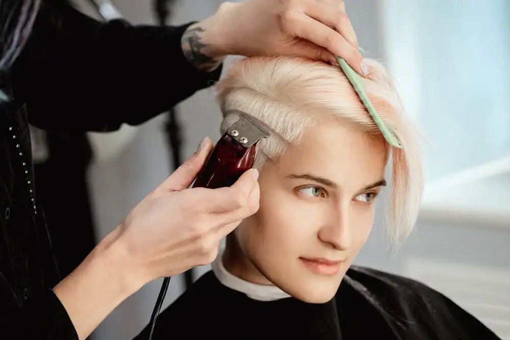 Coupe de cheveux en crête