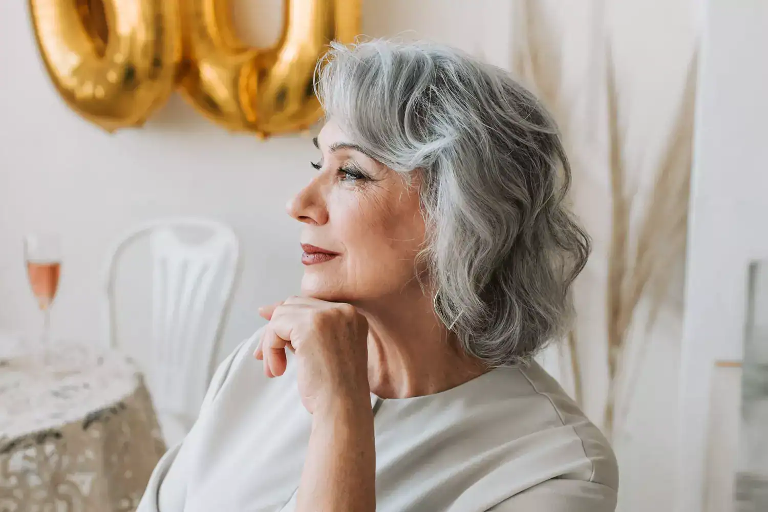 Coupe de cheveux pour femme de 60 ans avec un visage ovale