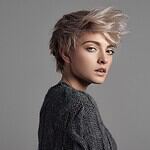Effet décoiffé sur cheveux courts épais et volumineux