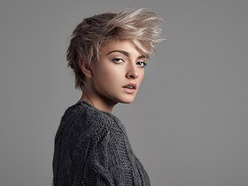 Effet décoiffé sur cheveux courts épais et volumineux