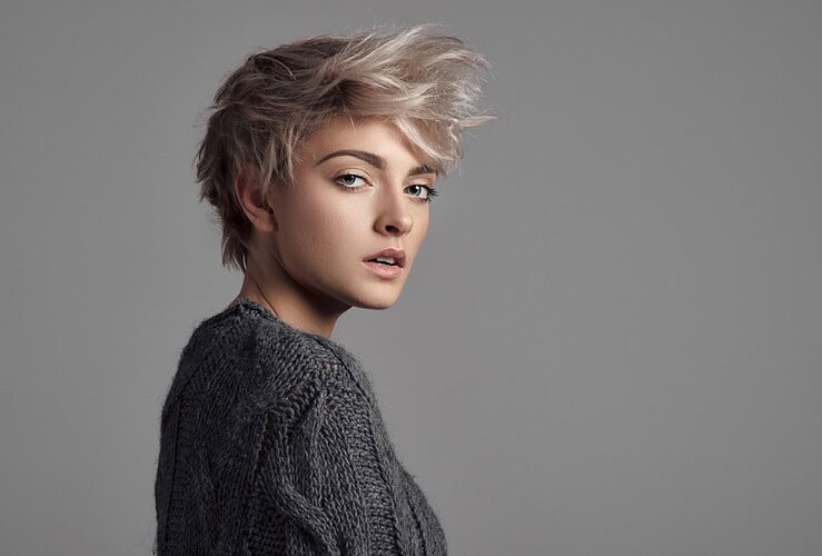 Effet décoiffé sur cheveux courts épais et volumineux