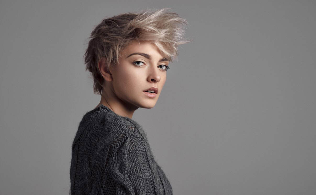 Effet décoiffé sur cheveux courts épais et volumineux