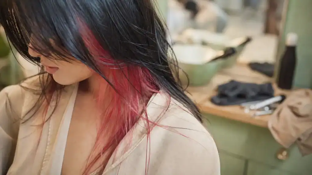 Mèches rouges sur cheveux noirs