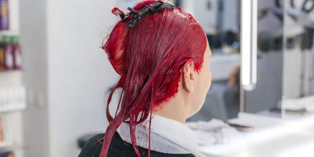 Mèches rouges sur cheveux noirs avis