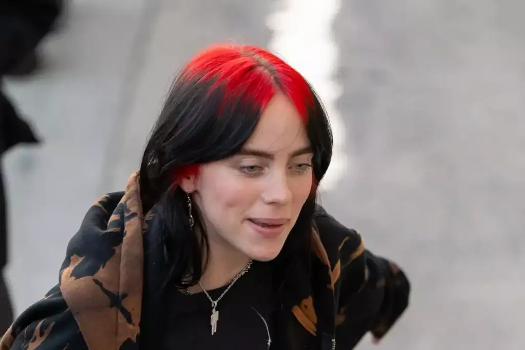 Mèches rouges sur cheveux noirs rendu