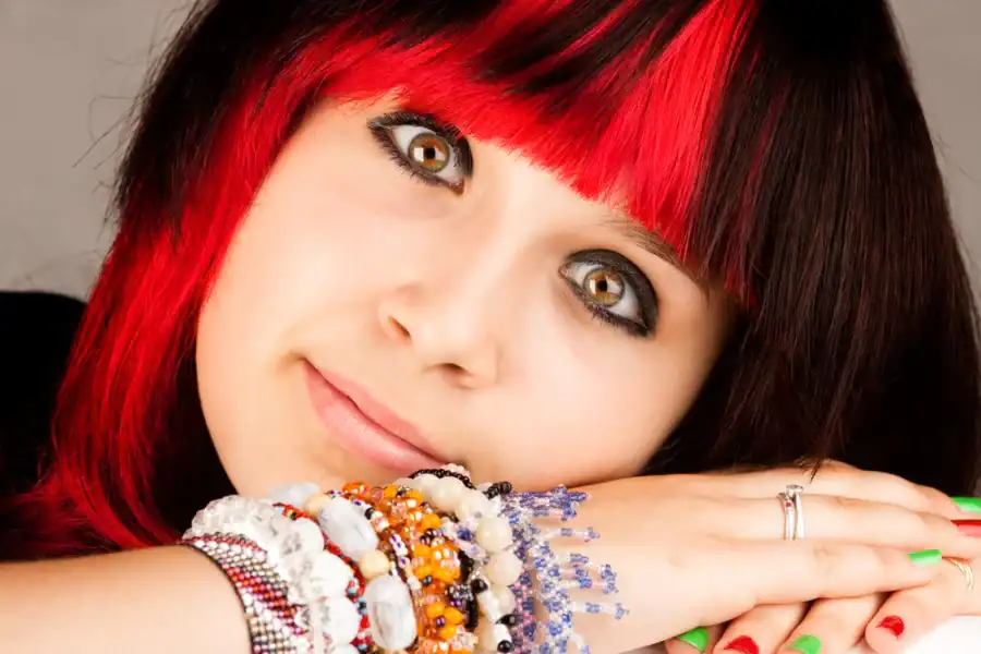 comment faire des mèches rouges sur cheveux noirs