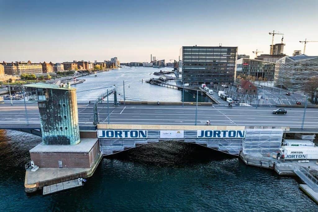Stillads hængende fra bro i københavn