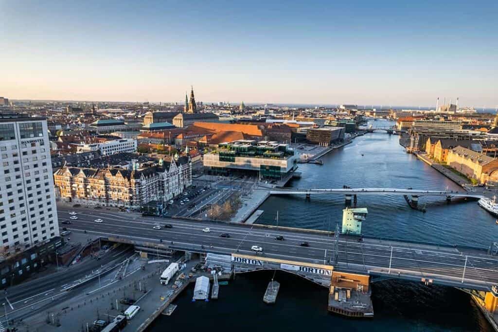 Dronebillede af stilladsarbejde på bro