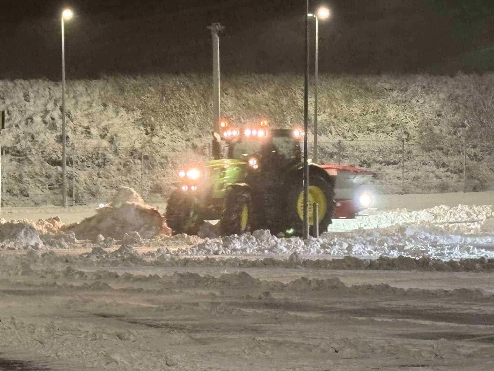 Der ryddes sne og saltes med traktor i nattetimerne