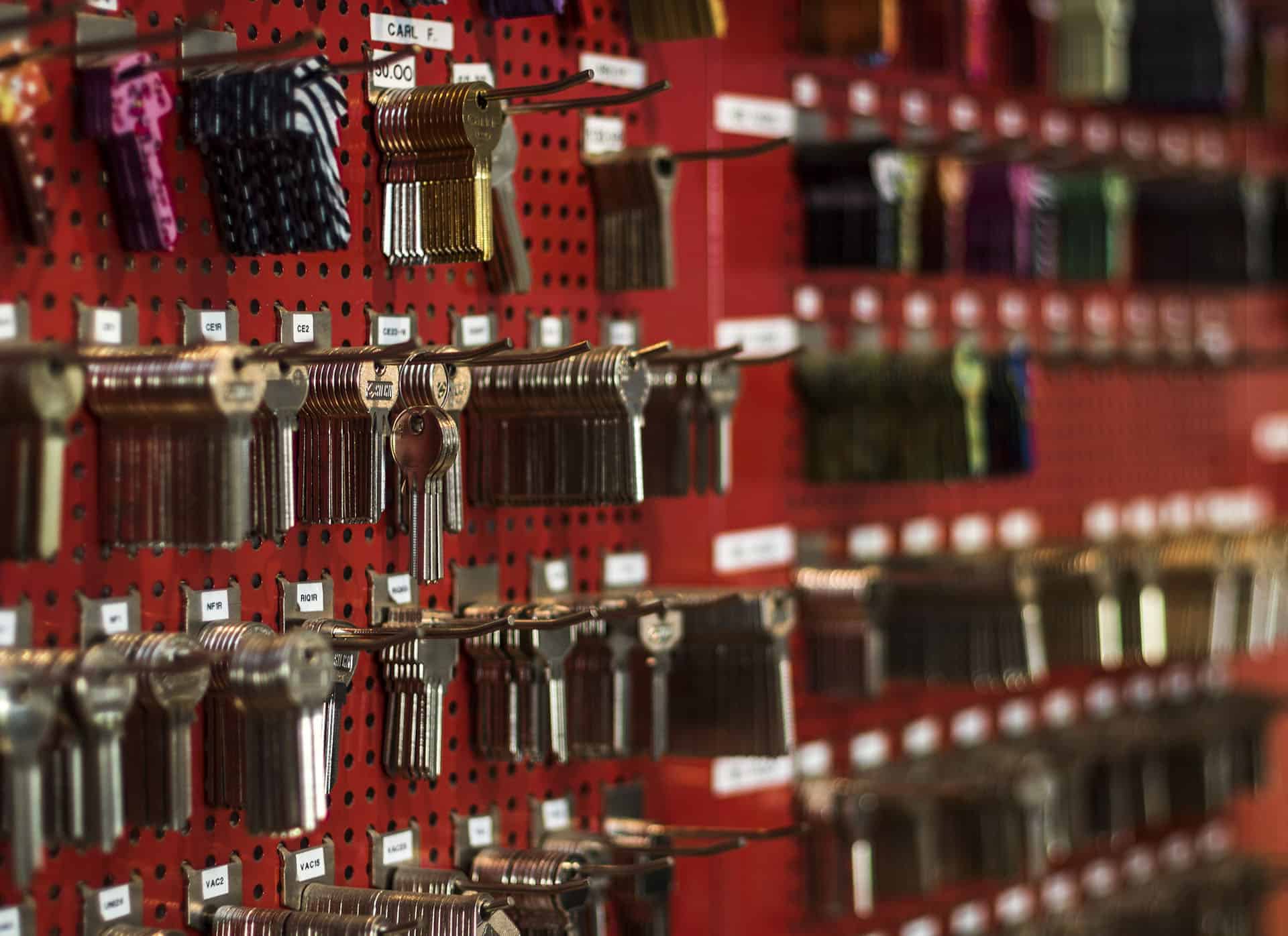 udvalg af nøgler i butikken