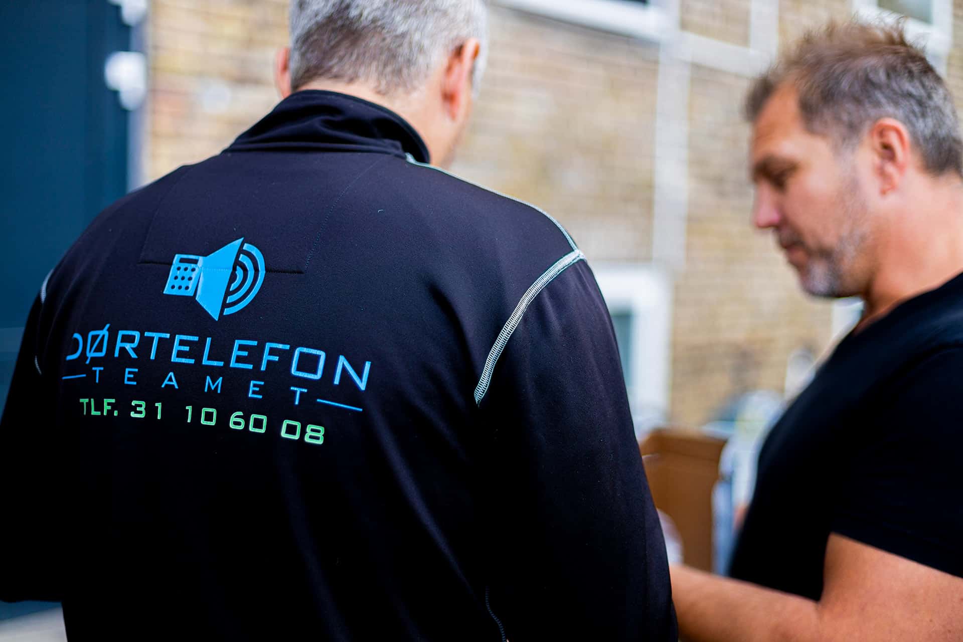 Dørtelefonteamet hjælper med udskiftning af dørtelefon