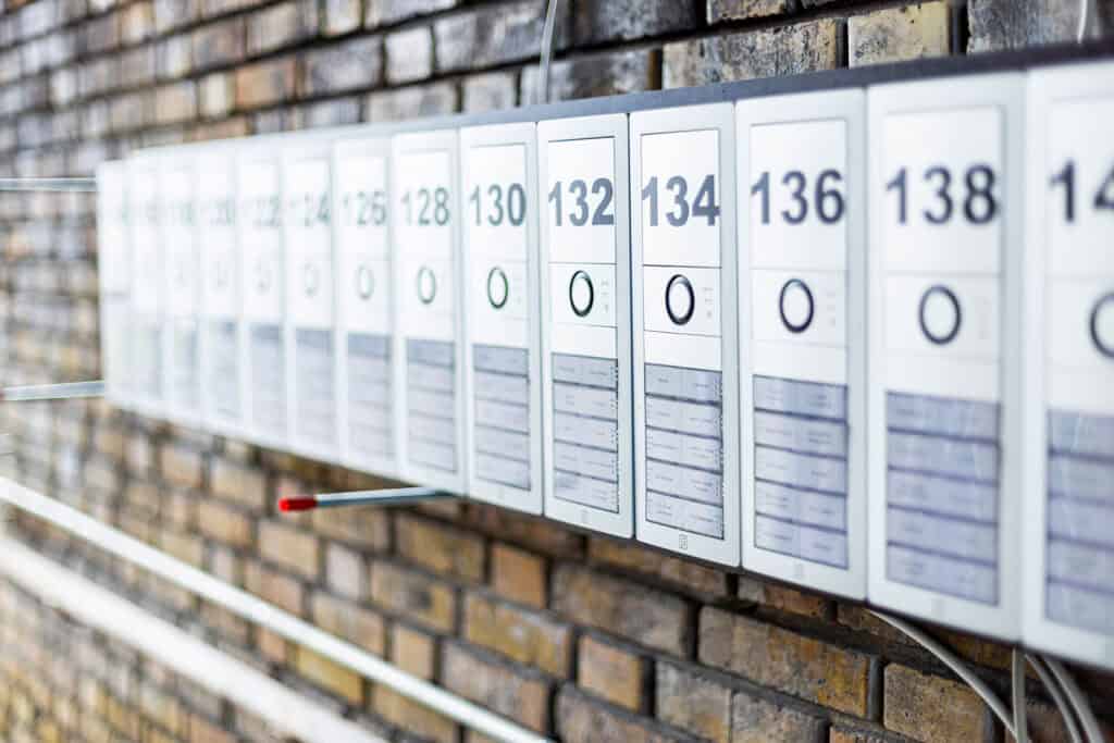 Dørtelefon til etageejendom på facade