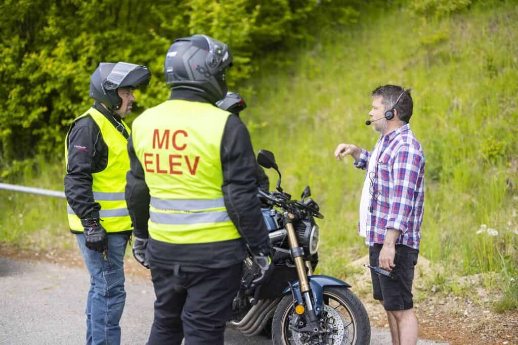 Elever får instrukser
