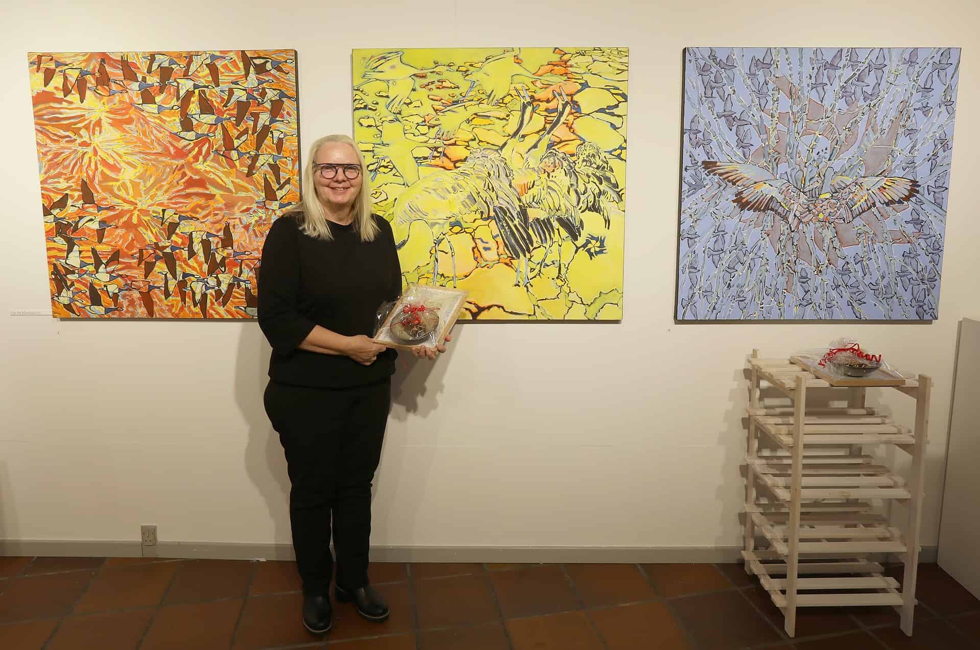 Farverig kunstudstilling på Dronninglund Kunstcenter med moderne maleri kunst.